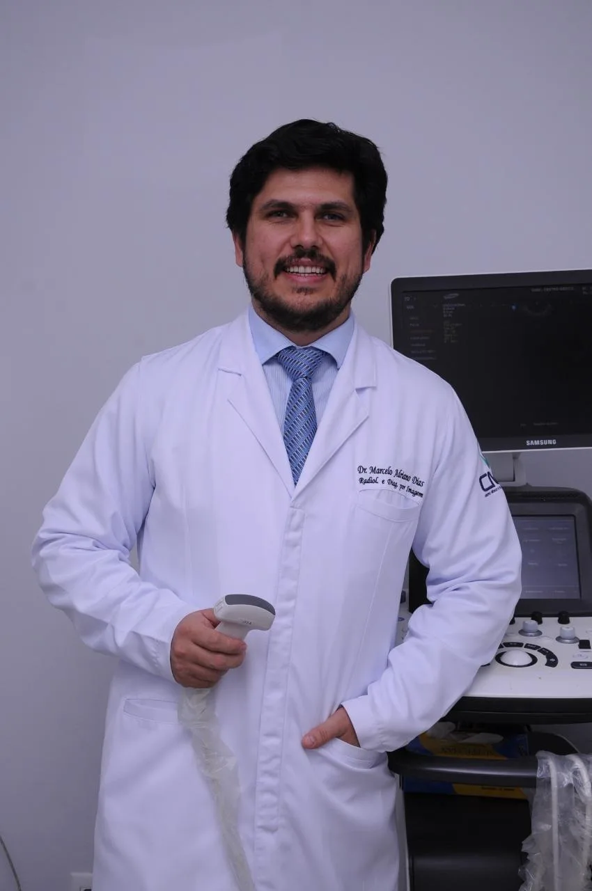 Dr. Marcelo Adriano Dias segurando o transdutor de ultrassom