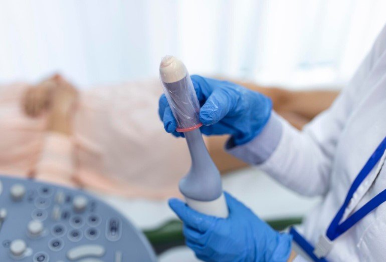 imagem dividida com aparelho de ultrassom de um lado e aparelho de ressonância do outro 